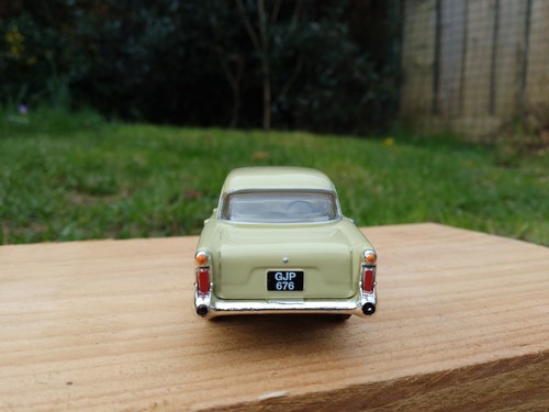 Vanguards VA38001, Vauxhall Victor F-SERIES MKI Primrose Yellow, 1:43 - Picture 4 of 10