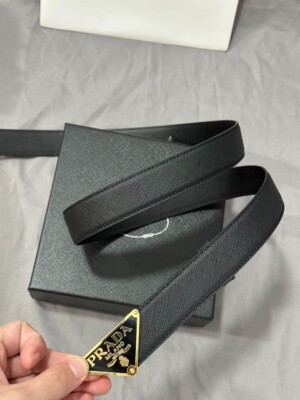 PRADA 黒 ベルト 金色バックル PRADA ブラックレザーベルト ゴールドバックル - メルカリ
