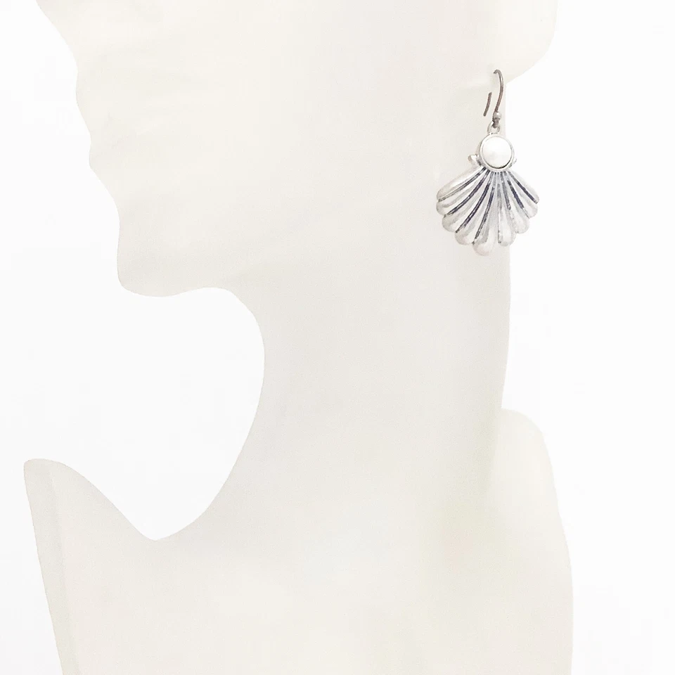 Pendientes colgantes de perlas de imitación concha marina tono plata envejecida marca Lucky Foto 4 de 4