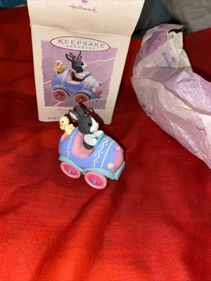 1994 HALLMARK HERE COMES EASTER ORNAMENT BUNNY IN EGG CAR #1 IN SERIES In Box