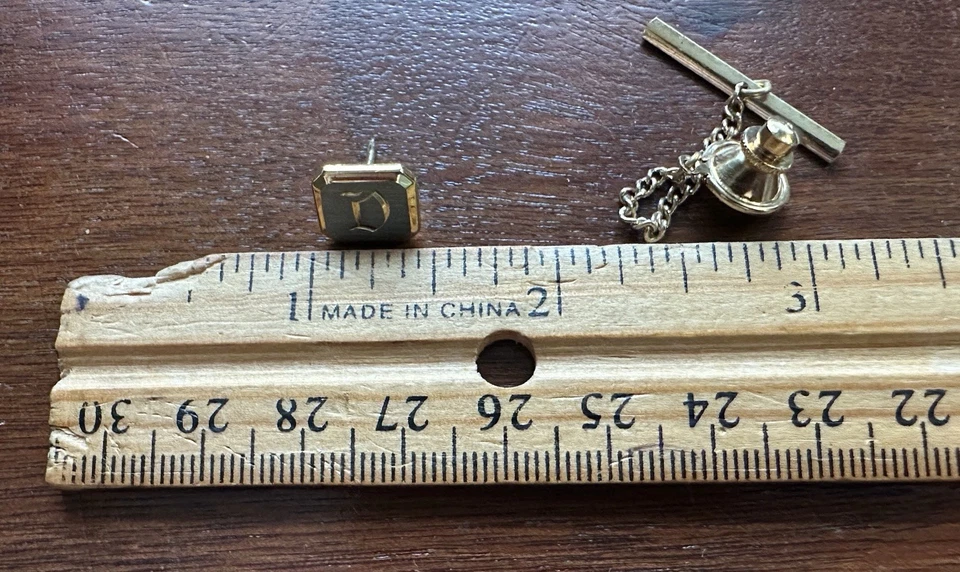 Broche de gravata vintage Swank MCM meados do século ouro tom prata letra D monograma - Imagem 4 de 4