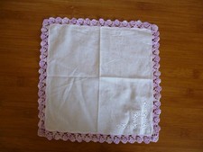 wei&szlig;es Taschentuch aus Stoff mit bestickter Ecke + wei&szlig;rosa H&auml;kelspitze - 27cm