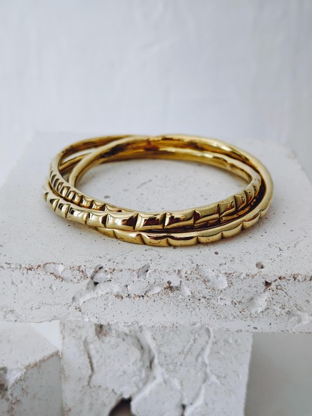 Trio Messing Armreif, Goldener Punk Armreif Nietendesign, Statement Chunky 65 Mm-image