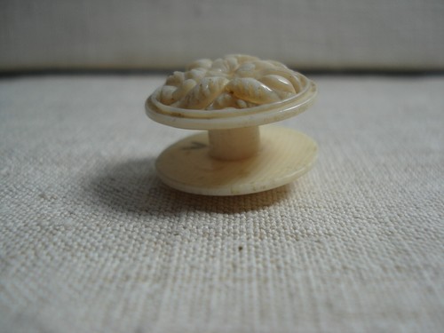 Ancien Petit Dévidoir à Fil Sculpté de Fleurs - Afbeelding 6 van 13
