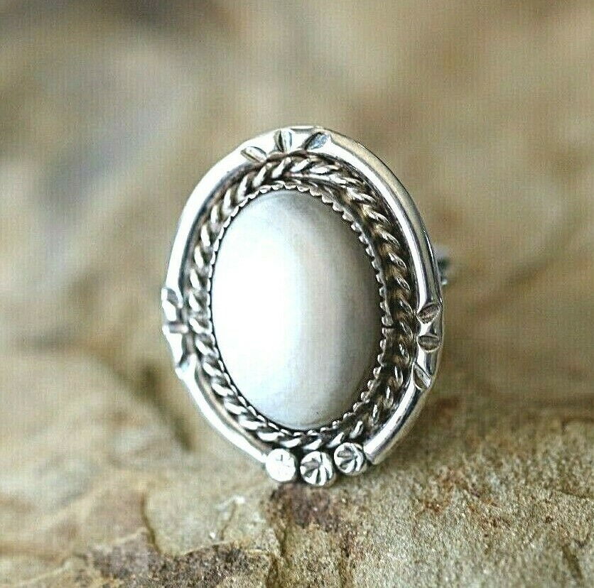 Beautiful Vintage Native American Navajo Mother Of Pearl Sterling Silver Ring Beautiful Vintage Native American Navajo Mother Of Pearl Sterling Silver Ring