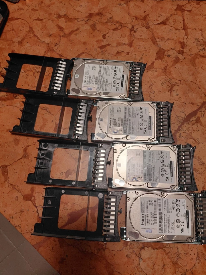 Hard Disk Server IBM 600GB 10K SAS 2.5" 6Gbps (FRU 90Y8873) con Caddy - Immagine 2 di 3