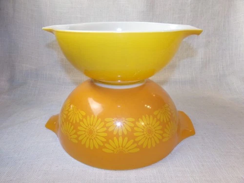 Vintage Pyrex Yellow/Orange Sunflower Daisy Cinderella Nesting Mixing Bowl Set 2