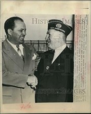 1947 Press Photo James O'Neil pose with Paul Girffith who is leaving for Europe