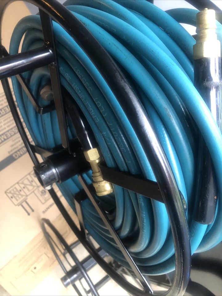 Truckmount carpet cleaning reel with vacuum and pressure hoses