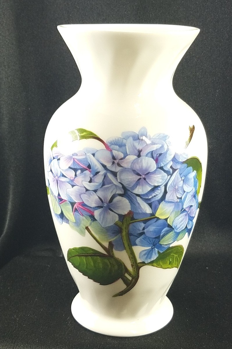 Aynsley China - ダッチェス　フラワーブーケ　アンティーク　2客 Sold at Auction: Vintage Aynsley China Flower Basket Figure