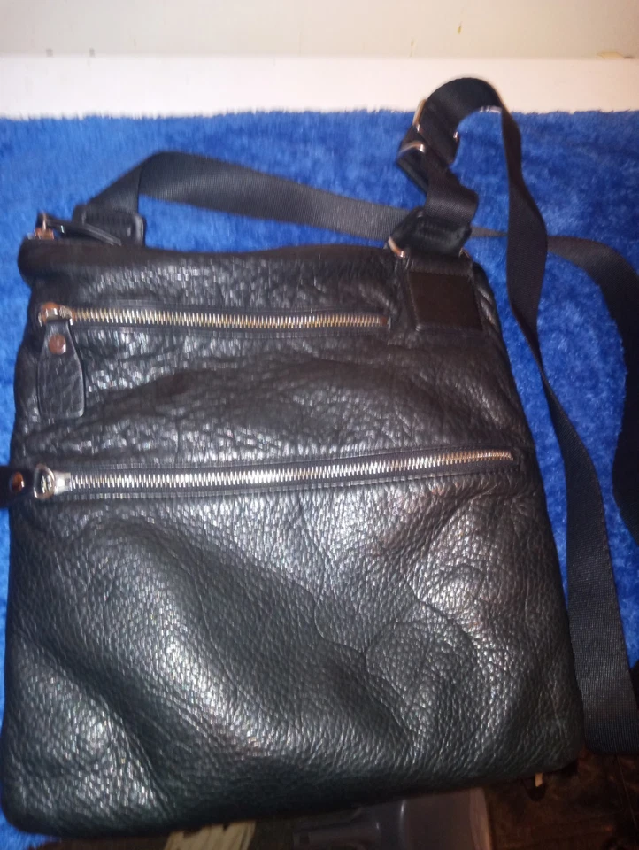 Bolso Bandolera Margot Negro Cuero Guijarro Triple Cremallera Correa Ajustable Foto 2 de 4