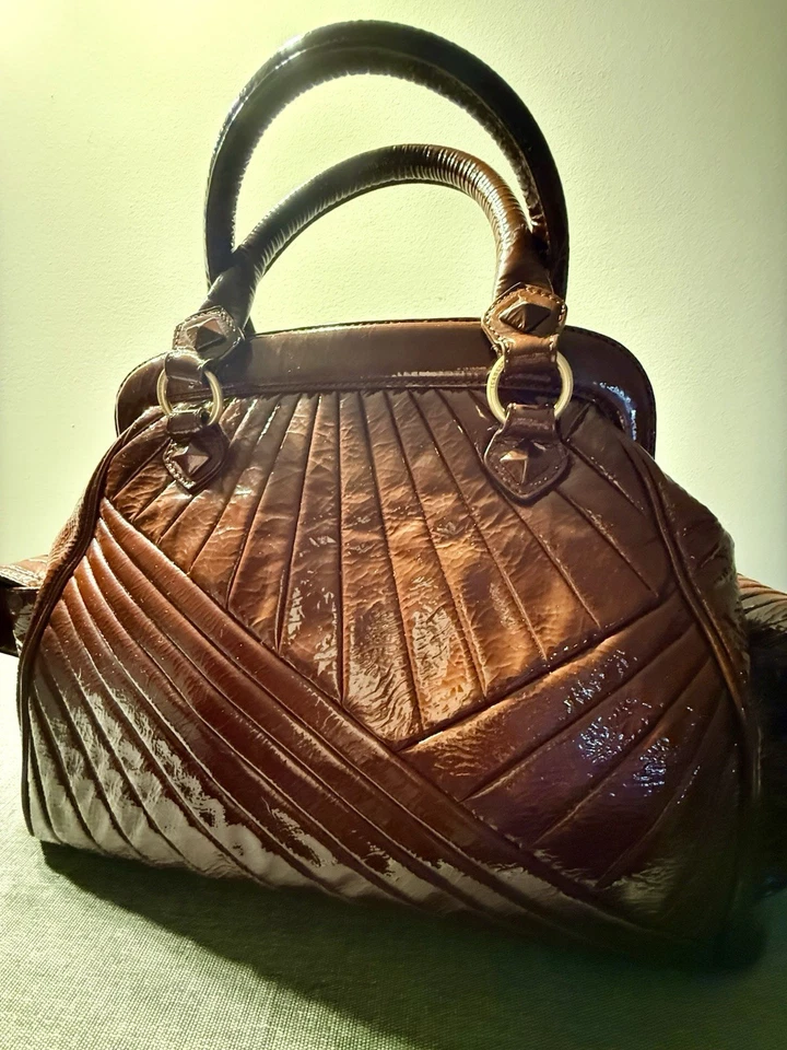 Cartera de mano Isabella Fiore mediana de charol marrón Foto 4 de 4