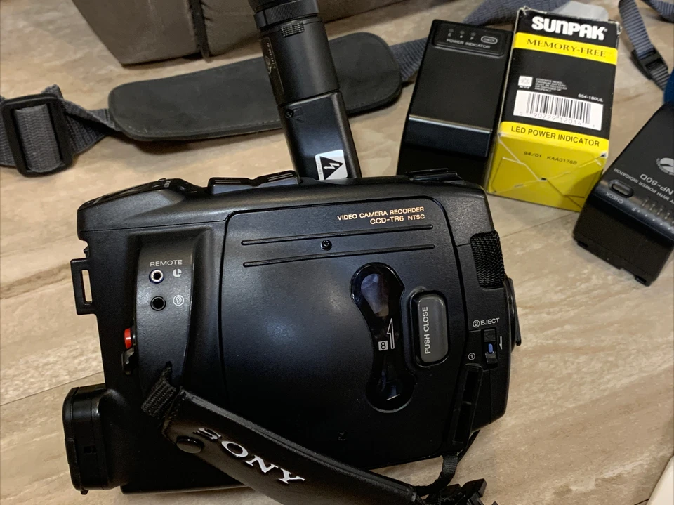 Sony Video Camera Recorder 8 CCD-TR6 Charger Manual For Parts / Not Working - Image 3 of 4