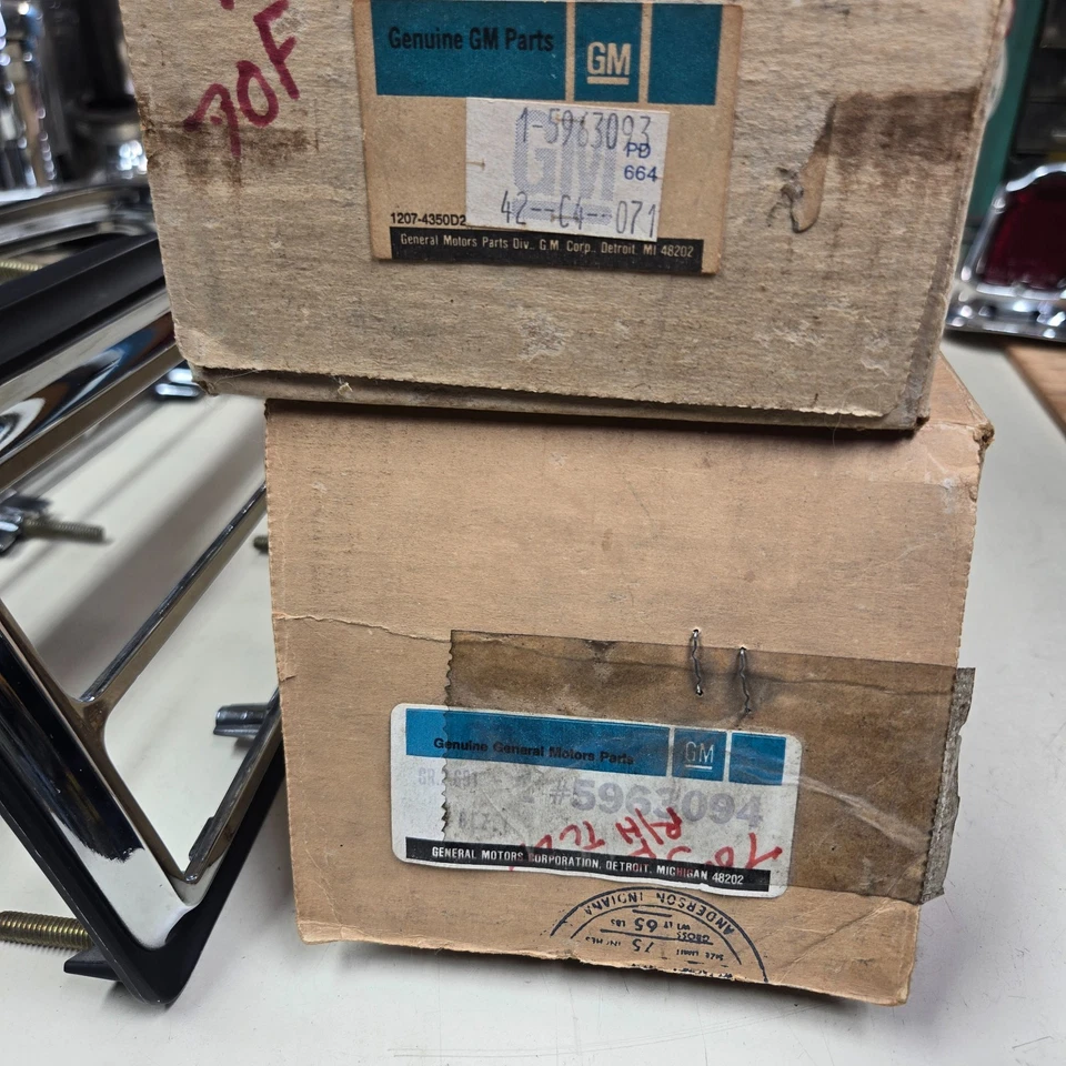 Biseles de luz trasera Firebird Trans Am Formula 70-73 GM 5963093 (LH) y 5963094 (derecha) Foto 2 de 4