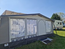 Dauercampingplatz mit Wohnwagen und allem Zubehör