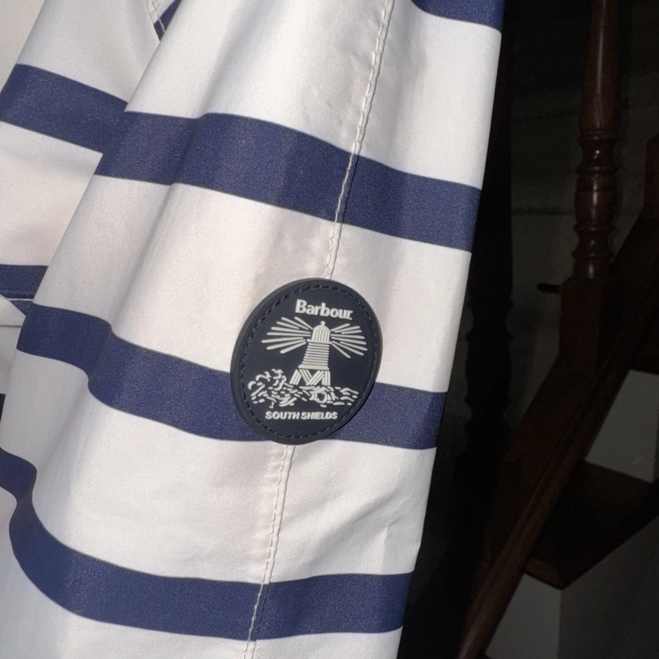 Chaqueta de lluvia impermeable para mujer Barbour a rayas blancas y azules 4 Foto 4 de 4