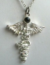Rare original pendentif caducée couleur argent pierre noire bijou vintage 3504