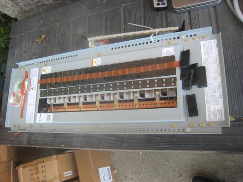 EATON PRL1A POW-R-LINE PANELBOARD 900P050H01 R13 225Amps W/grnd bar NO BREAKERS