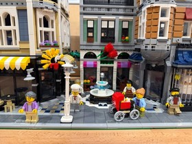 LEGO CREATOR: Assembly Square (10255) - USED 99% complete
