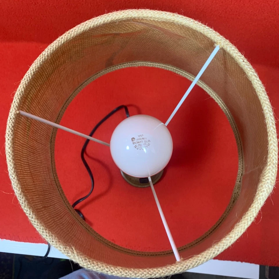 Lámpara de mesa de madera moderna vintage de mediados de siglo con base de husillo torneado pantalla de arpillera boho Foto 3 de 4