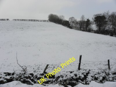 Foto 6x4 Ein verschneiter Hügel, Kiltamnagh Blackfort abgebildet entlang Tullycunny Ro c2015