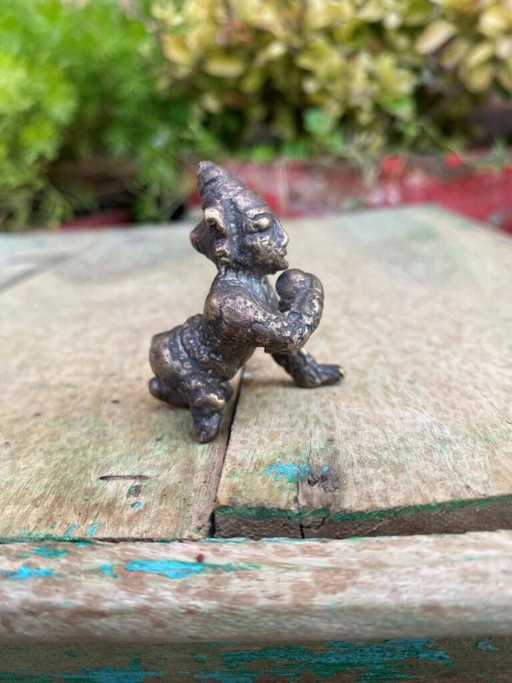 Antigua estatua de templo en miniatura de dios hindú Laddu Gopal tallada a mano de latón rara Foto 3 de 4
