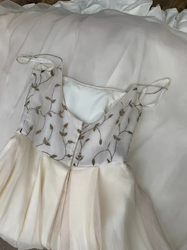 Bridal dress Givenchy wedding gown, silk embroidered leaves motif, sample dress  - Picture 17 of 24