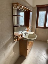 Mobile bagno con lavabo, specchio, sportelli, ripiani e luci