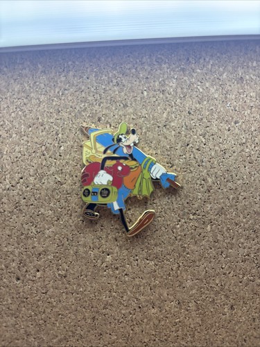 Disney Recreation Goofy Headed to the Beach Umbrella and Picnic Basket pin