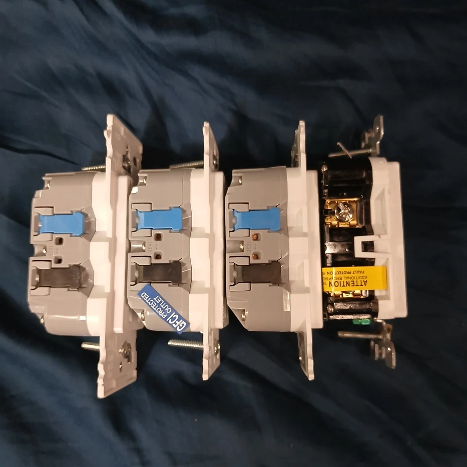 Lote de 4 salidas surtidas Leviton 15A 125V GFCI blancas Foto 4 de 4