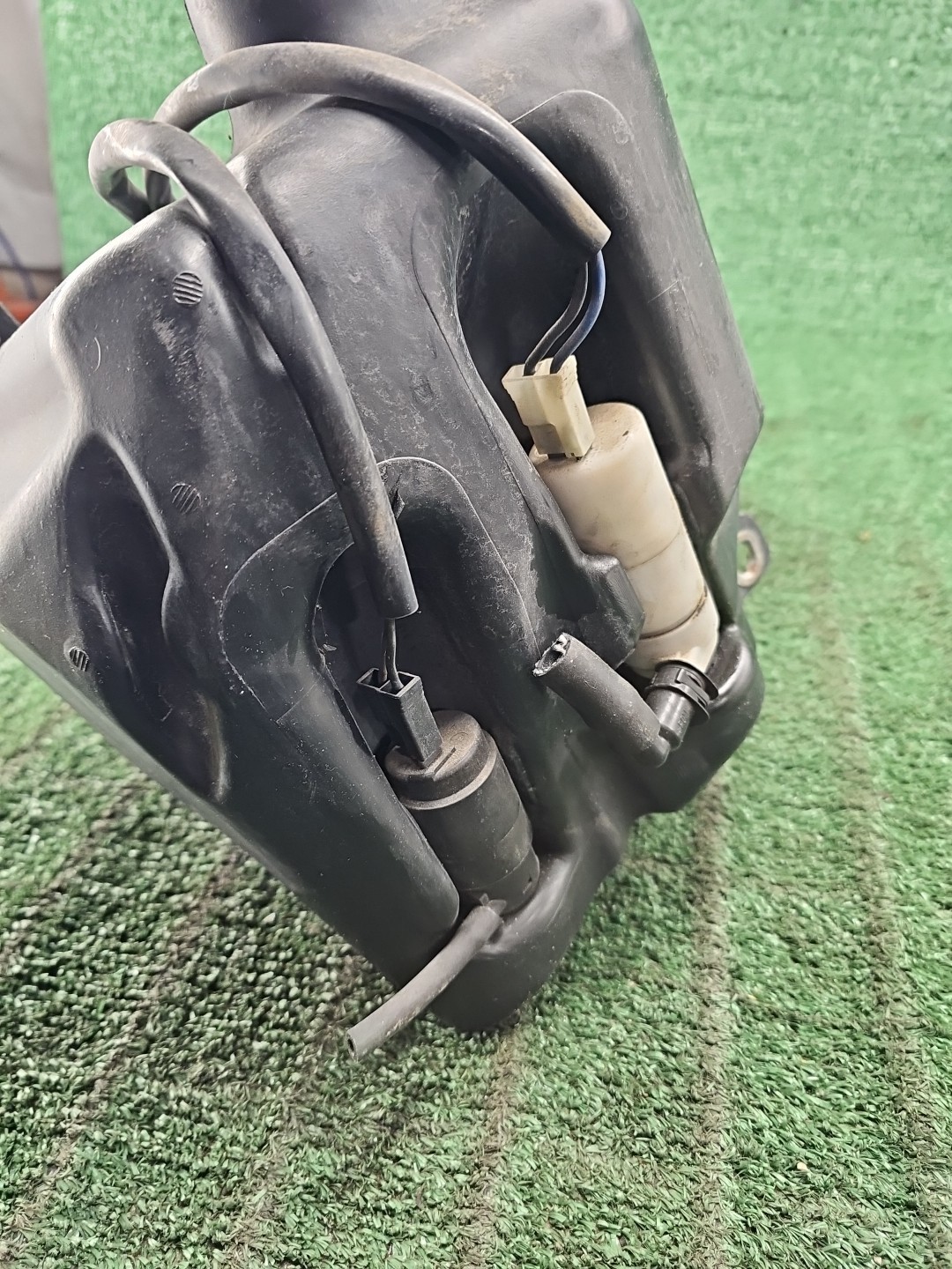 03-08 Maserati Quattroporte M139 Headlight Windshield Washer Bottle Tank OEM