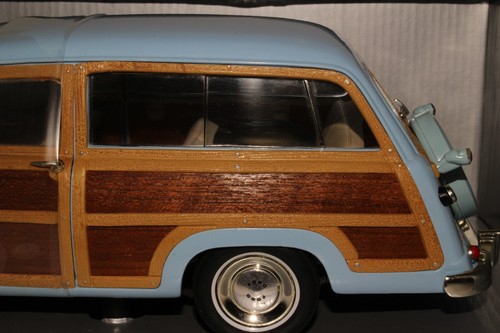 1:18th Scale Motor City Classics 1949 Ford Woody Station Wagon, Real Wood Blue - Picture 10 of 18
