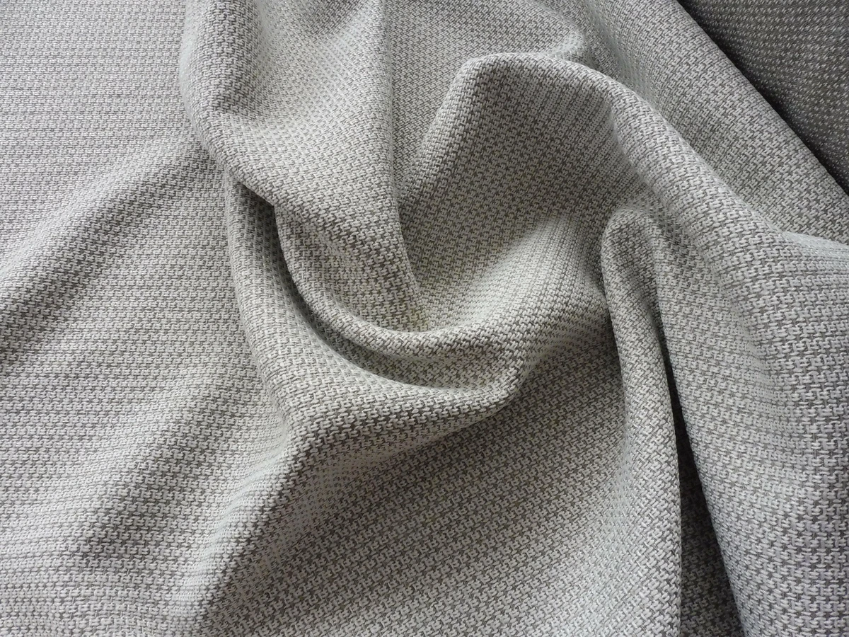 10 lfm Auto- Bezugstoff, unkaschiert, d/grau mel. per m € 4,00 10 lfm Auto- Bezugstoff, unkaschiert, d/grau mel. per m € 4,00