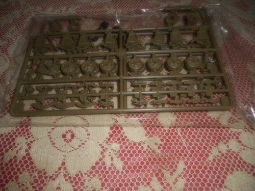 AFV CLUB 35029, 1/35 M4 SHERMAN VVSS SUSPENSION UNIT PLASTIC MODEL KIT - Picture 4 of 4