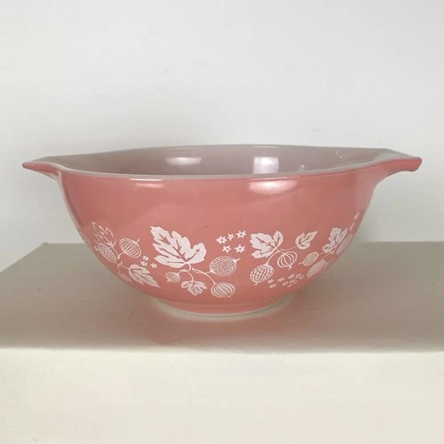 Vintage Pyrex 442 Cinderella Bowl White On Pink Gooseberry 1 1/2 Qt