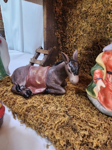 Vintage 12 Pc Nativity Set Hand Painted Figurines With Lighted Crèche/Stable - Picture 7 of 24