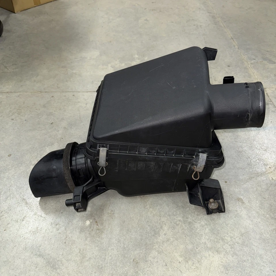 Caja de admisión de filtro de aire Toyota Tundra 2007-2021 solo OEM Foto 2 de 4