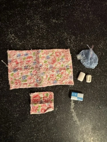 Vintage 1960s Skipper Barbie Doll Fashion Pak Beauty Bath Accessories