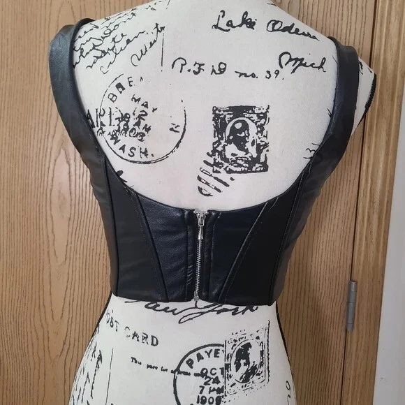 Moda Nova Bae Para El Día Cuero Vegano Gancho y Ojo Corsé Top Corto PEQUEÑO Foto 2 de 4