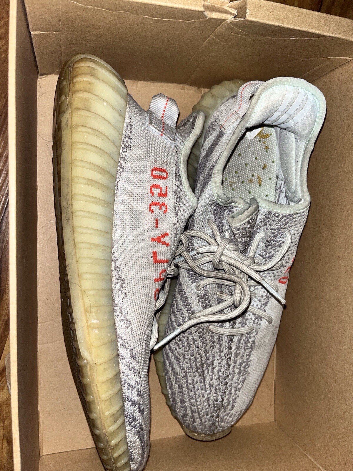 Yeezy 350 bajo tinte azul