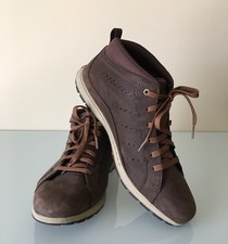 three passes chukka leather
