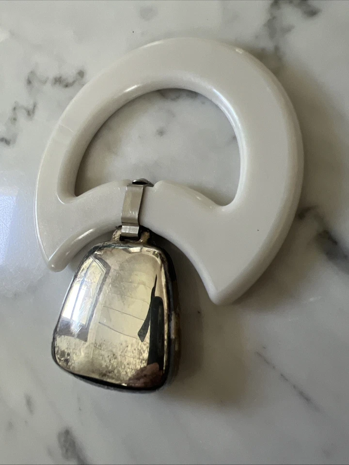 Anillo de dentición de plástico blanco con sonajero para bebé Inman de plata de ley en caja Foto 3 de 4