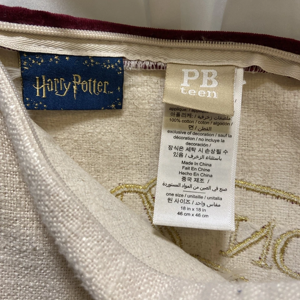 Funda de almohada Pottery Barn Harry Potter Marauders mapa decorativo 18”X18” brilla en la oscuridad Foto 4 de 4