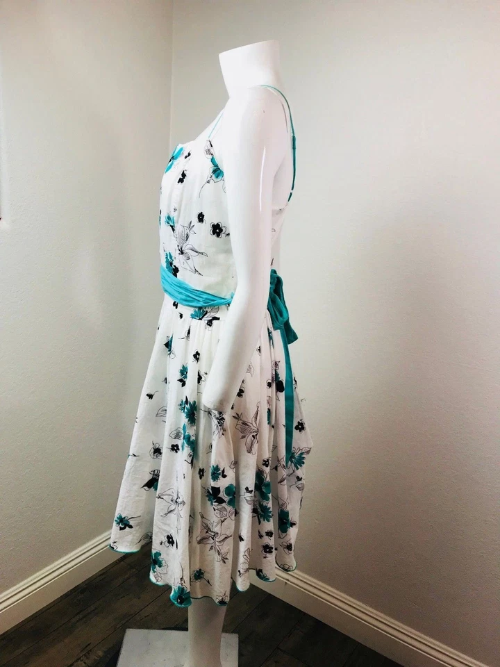 Vestido pequeño de lapislázuli con correa de espagueti hasta la rodilla blanco verde línea A floral Foto 2 de 4