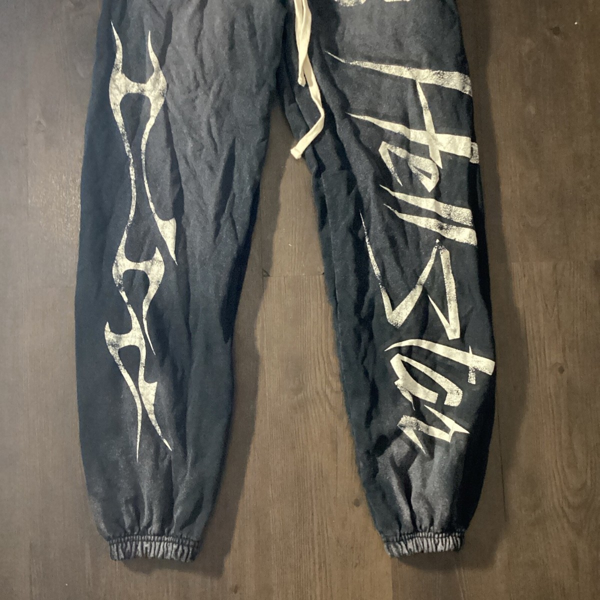 新品同様 HELLSTAR SWEATS HALF PANTS Mサイズ 新品同様 HELLSTAR SWEATS HALF PANTS Mサイズ パンツ