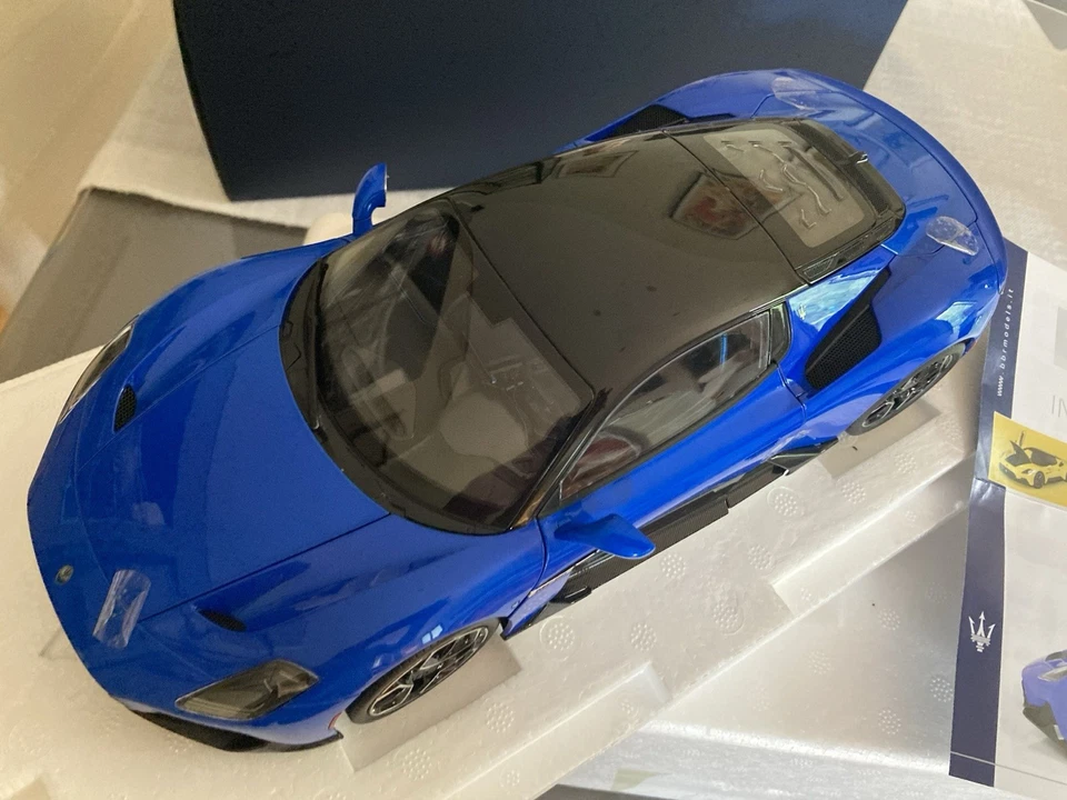BBR Maserati MC20 blu infinito gloss black roof 1/18 HE180051E Apribile - Immagine 3 di 4
