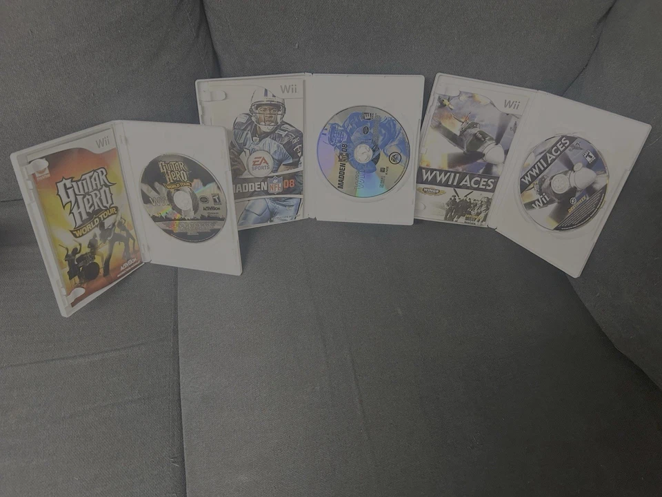 Tres Juegos Nintendo Wii WWII Ases/Guitar Hero World Tour/Madden 08 Foto 2 de 2