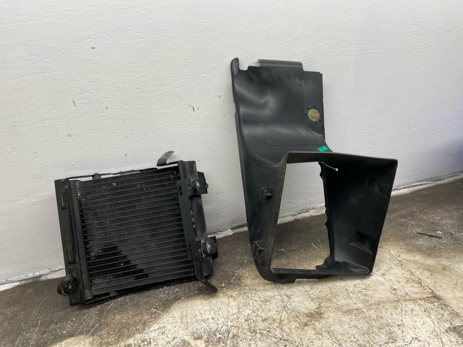 2013-2018 BENTLEY FLYING SPUR 4.0L V8 FRONT RIGHT ENGINE OIL COOLER W/AIR DUCT