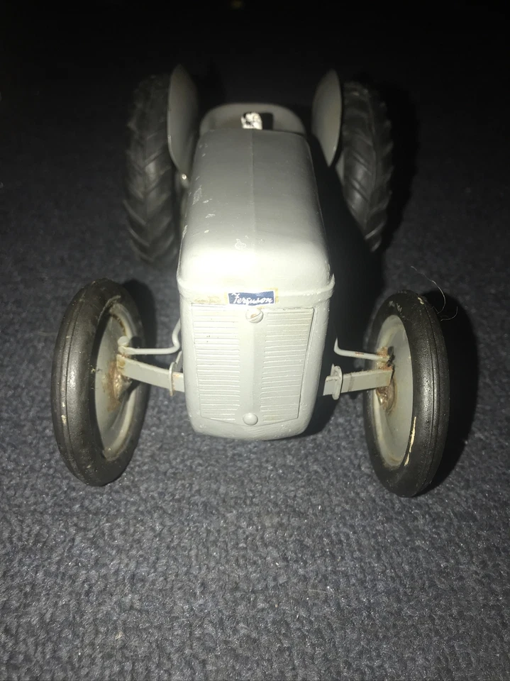 Tractor de zinc fundido Ferguson de los años 40 de Advanced Products juguete agrícola de colección CON CAJA Foto 4 de 4