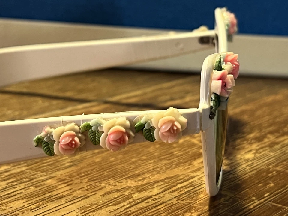 Óculos de sol vintage anos 50 olho de gato armação branca grossa floral plástico rosas colecionável - Imagem 3 de 4